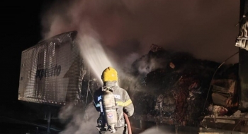Caminhão baú carregado pega fogo na GO-080, em Goiânia